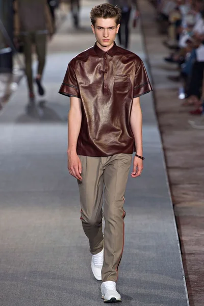 Look 16